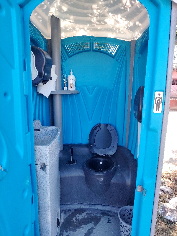 Interior de baño portátil limpio y funcional