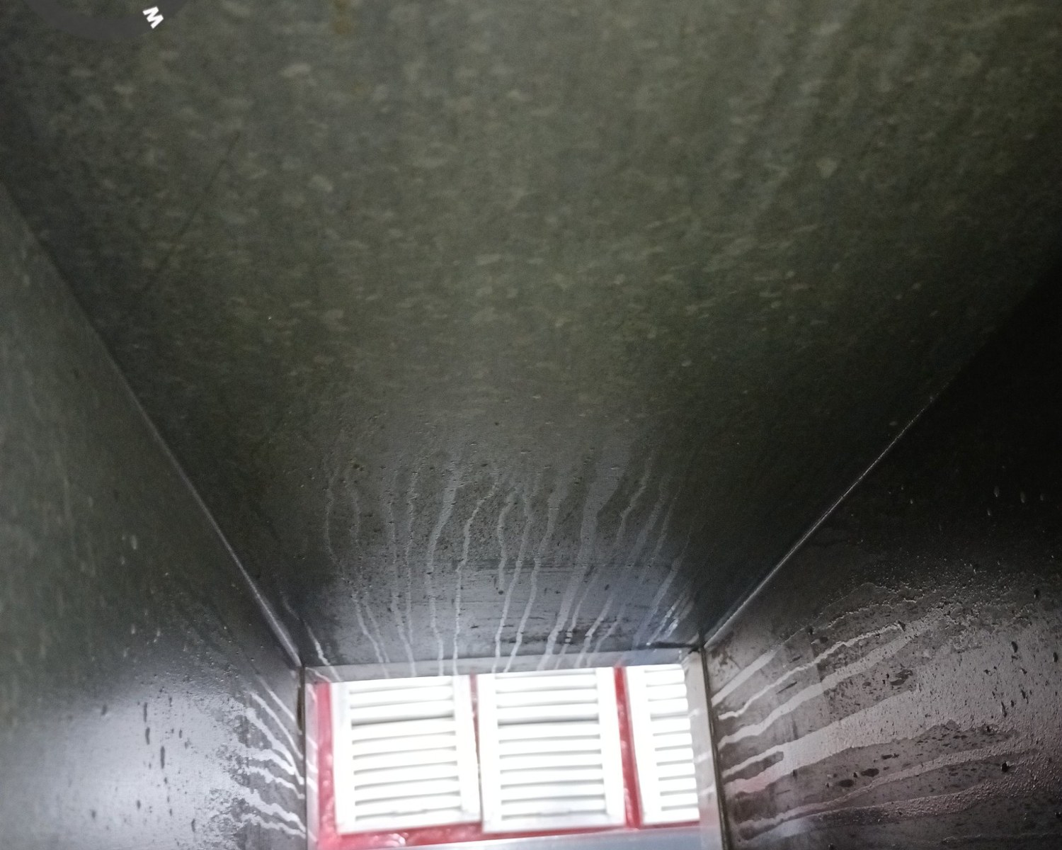Interior de un sistema de extracción durante la limpieza